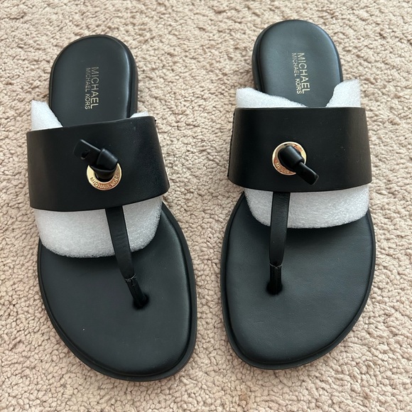 MICHAEL Michael Kors Women’s Cindy Vachetta Flat Thong Sandals Black Leather - Picture 1 of 10